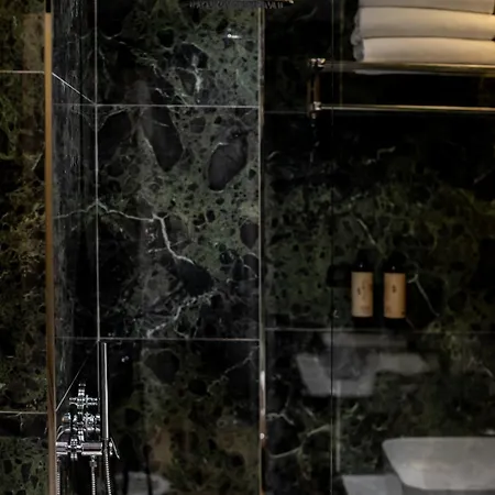Bolt Boutique 4*