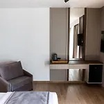 Bolt Boutique 4*